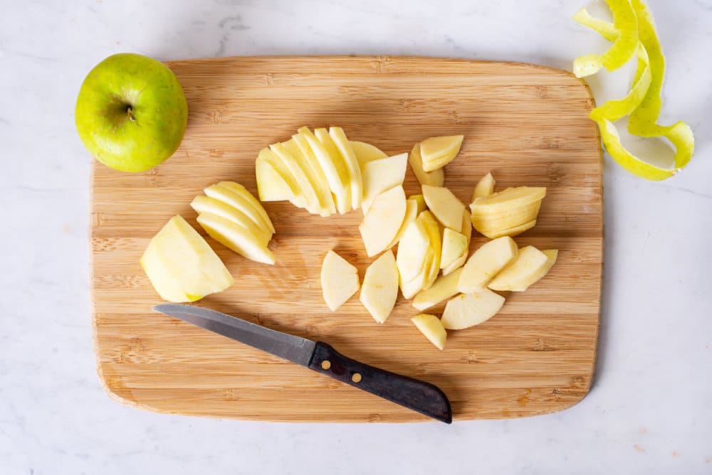 chopped-apple-with-a-whole-apple-on-a-woden-board-with-a-knife