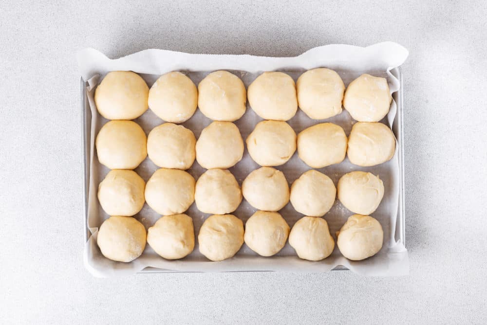 raw-buns-on-baking-sheet