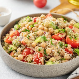 quinoa-chickpea-salad-in-grey-bowl