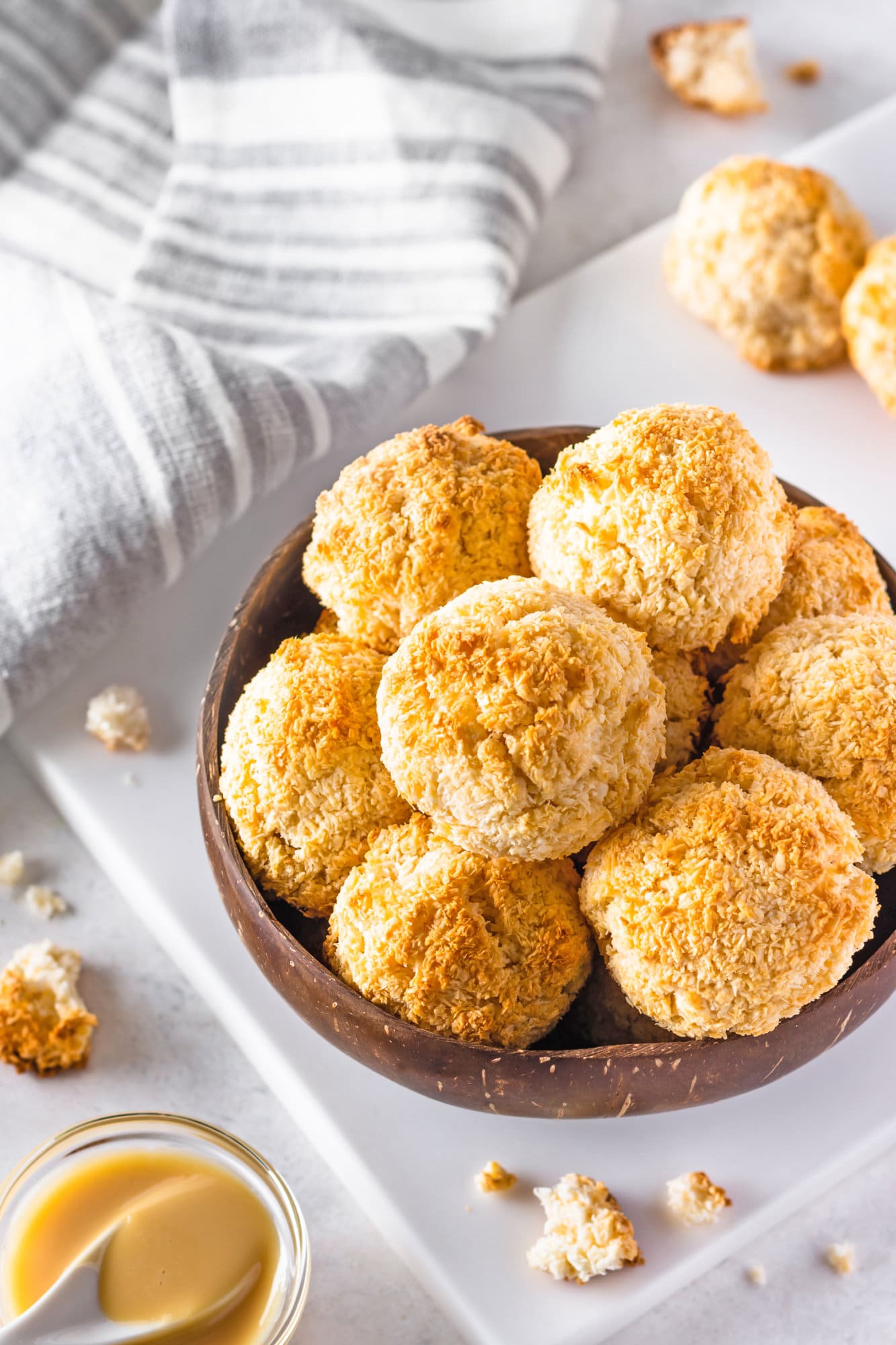 A bowl of macaroons.