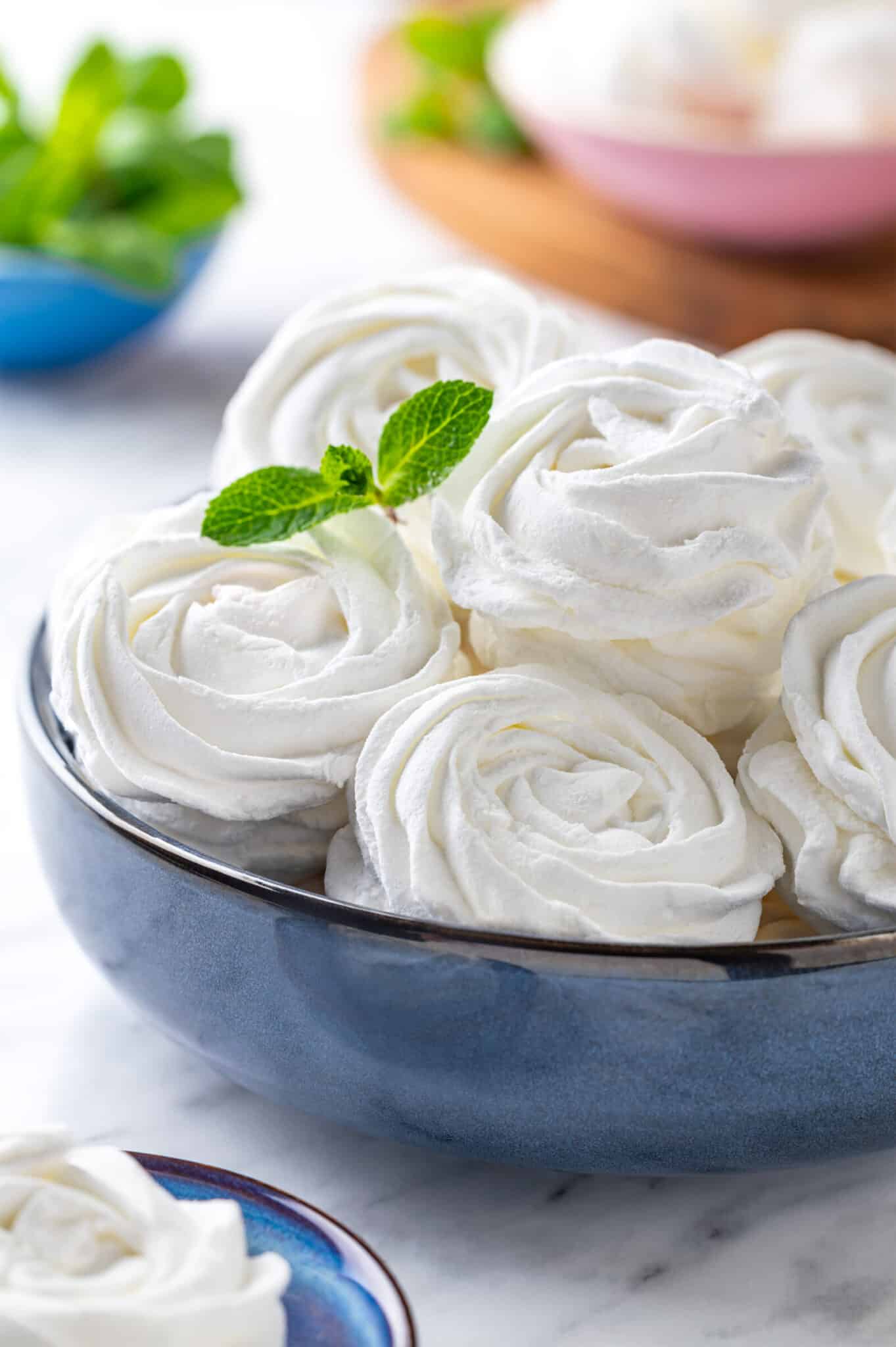 Marshmallows with mint in a blue bowl.